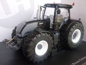 UH4215 - Tracteur VALTRA S Series équipé du relevage avant avec pneus de la marque TRELLEBORG