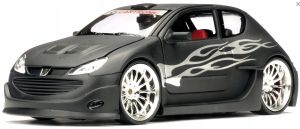 Voiture tuning PEUGEOT 206 de 2011 de couleur noire