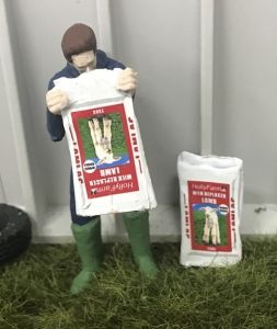 Personnage vidant un sac - poudre de lait pour agneaux