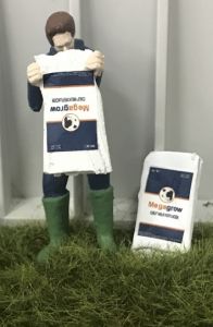Personnage vidant un sac - lait pour veaux