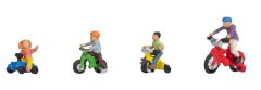 NOC15908 - 4 figurines enfants avec leur velos
