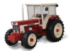 REP079 - Tracteur INTERNATIONAL 1046