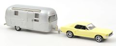 NOREV270581 - Voiture de 1968 avec caravane Airstream - FORD Mustang jaune