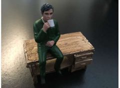 ADF32129 - Personne assise avec tasse sans l'établis