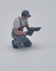 ATLAN32047_GRISC - Figurine avec cotte grise clair - Mécanicien à genou avec clé à choc