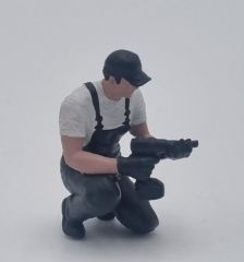 ATLAN32047_GRISF - Figurine avec cotte grise foncé - Mécanicien à genou avec clé à choc