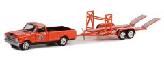 GREEN32260-B - Coffret sous blister de la série HITCH & TOW – CHEVROLET C-10 STP de 1968 avec remorque porte voitures