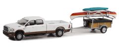 GREEN32260-D - Coffret sous blister de la série HITCH & TOW – DODGE 2500 de 2022 avec remorque et canoë