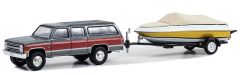 GREEN32290-B - Voiture sous blister de la série HITCH & TOW - CHEVROLET Suburban K20 Silverado 1987 avec remorque et bateau