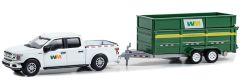 GREEN32290-C - Voiture sous blister de la série HITCH & TOW - FORD F-150 Supercraw 2018 avec remorque basculante WAST MANAGEMENT