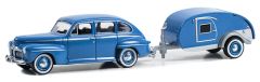 GREEN32300-A - Voiture sous blister de la série HITCH & TOW - FORD Fordor super deluxe 1942 bleu avec caravane