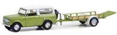 GREEN32300-B - Voiture sous blister de la série HITCH & TOW - HARVESTER Scout avec remorque 1970