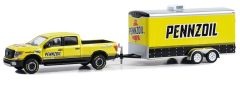 GREEN32300-D - Voiture sous blister de la série HITCH & TOW - NISSAN Titan XD PRO-X4 2018 avec remorque