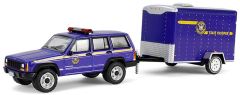 GREEN32315-B - Voiture sous blister de la série HOT PURSUIT - Police de New York - JEEP Cherokee 2001 avec remorque