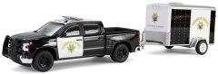 GREEN32315-C - Voiture sous blister de la série HOT PURSUIT - Police de Californie - CHEVROLET Silverado 2023  avec remorque