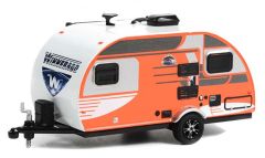 GREEN34120-D - Caravane sous blister de la série HITCHED Homes - Winnebago Winnie Drop de 2016