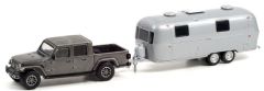 GREEN32230-B - Véhicule avec caravane sous blister HITCH & TOW – JEEP Gladiator de 2020