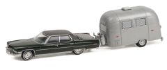 GREEN32240-A - Voiture sous blister de la série HITCH & TW - CADILLAC Sedan deville 1972 avec caravane AIRSTREAM Bambi