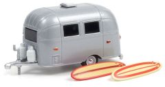 GREEN34110-F - Caravane sous blister de la série HITCHED Homes – Caravane 1 essieu AIRSTREAM 16' avec surfs