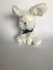 Doudou avec foulard bleu foncé à étoiles de la gamme LAPIN CHOUCHOU
