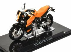 Moto de couleur orange – KTM LC8 Duke
