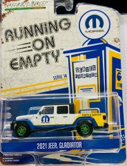 GREEN41140-FVERT - Voiture avec jantes vertes sous blister de la série RUNNING ON EMPTY - JEEP Gladiator de 2021 MOPAR