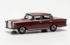 HER420457-002 - Voiture MERCEDES BENZ 200 fintail couleur rouge vin