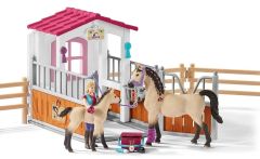 SHL42369 - Figurine de l'univers des chevaux - Box avec chevaux arabes et soigneuse de chevaux
