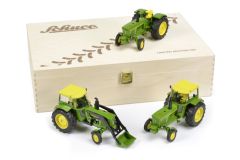 SCH7679 - Lot de trois tracteurs JOHN DEERE 3120 en trois versions différentes en coffret prestige bois édité à 500 unités