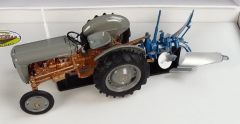 UH5363 - Tracteur FERGUSON FE35 et charrue bleu RUMPSTAD