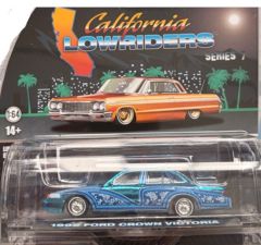 GREEN63080-F-CHROME - Voiture sous blister de la série CALIFORNIA LOWRIDERS - FORD Crown Victoria 1992 bleu Chromé