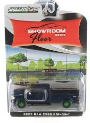 GREEN68050-AVERT - Voiture avec jantes vertes sous blister de la série SHOWROOM FLOOR - DODGE Ram 2500 Bighorn 2023
