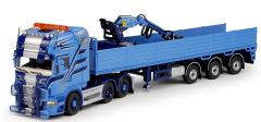 TEK67378 - Camion 6x4 SCANIA R09 Topline et semi plateau à ridelles 3 essieux équipé d'une grue au couleur SCHUMACHER