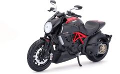 Moto de couleur noire et rouge – DUCATI Diavel Carbon