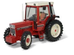 REP081 - Tracteur INTERNATIONAL 845 XL  avec ailes  couleur noires