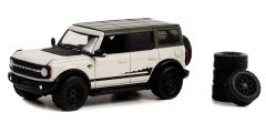 GREEN97140-E - Voiture sous blister de la série THE HOBBY SHOP - FORD Bronco Wildtrak 2021 blanc avec pneus de secours