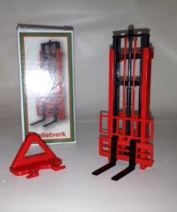 BEC010 - Elévateur de couleur Rouge avec fourches Noires + Adaptateur