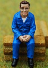 ADF32100 - Mécanicien assis en blouse bleue