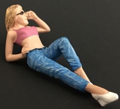 ADF32109 - Personnage femme allongée