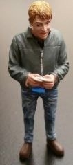 ADF32125 - Personnage qui roule une cigarette