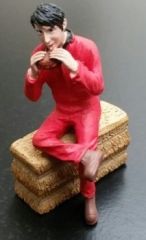 ADF32128 - Personnage assis avec sandwich