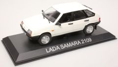 AKI0020 - Voiture berline LADA Samara 2109 de couleur blanche