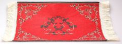 AKI0176 - Accessoire pour maison de poupée tapis de couleur rouge de dimension 24x15cm