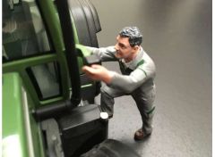 ADF32137 - Personnage montant dans un tracteur aux couleurs FENDT