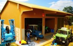 BBB140 - Bâtiment de type hangar avec coin atelier et étable de dimension 58x50x26cm les accessoires sont vendus séparément