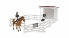 BRU62521 - Ensemble avec enclos équipé d'un abris et d'un cheval avec sa cavalière la couleur des vêtements varie en fonction des disponibilités jouet BRUDER