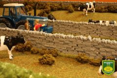 BT2091 - Murs en pierres de 15 cm de long vendus en 4 exemplaires pourvus d' herbes au pied accessoires vaches et petits buissons vendus séparément