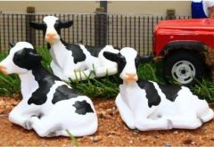 BT3067 - Set de 3 vaches couchées de couleurs Blanche et noire