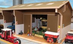 BT8200 - Bâtiment de type atelier de dimensions 38,5x51,5x27cm chaine de levage quelque outils en bois et 2 sceaux livrés avec, matériels agricoles et vendu séparément