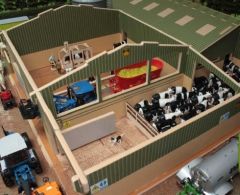 BT8600 - Bâtiment de type stabulation équipé d'une cage de contention dimension stabule 60x68x22cm accessoires et matériels vendus séparément